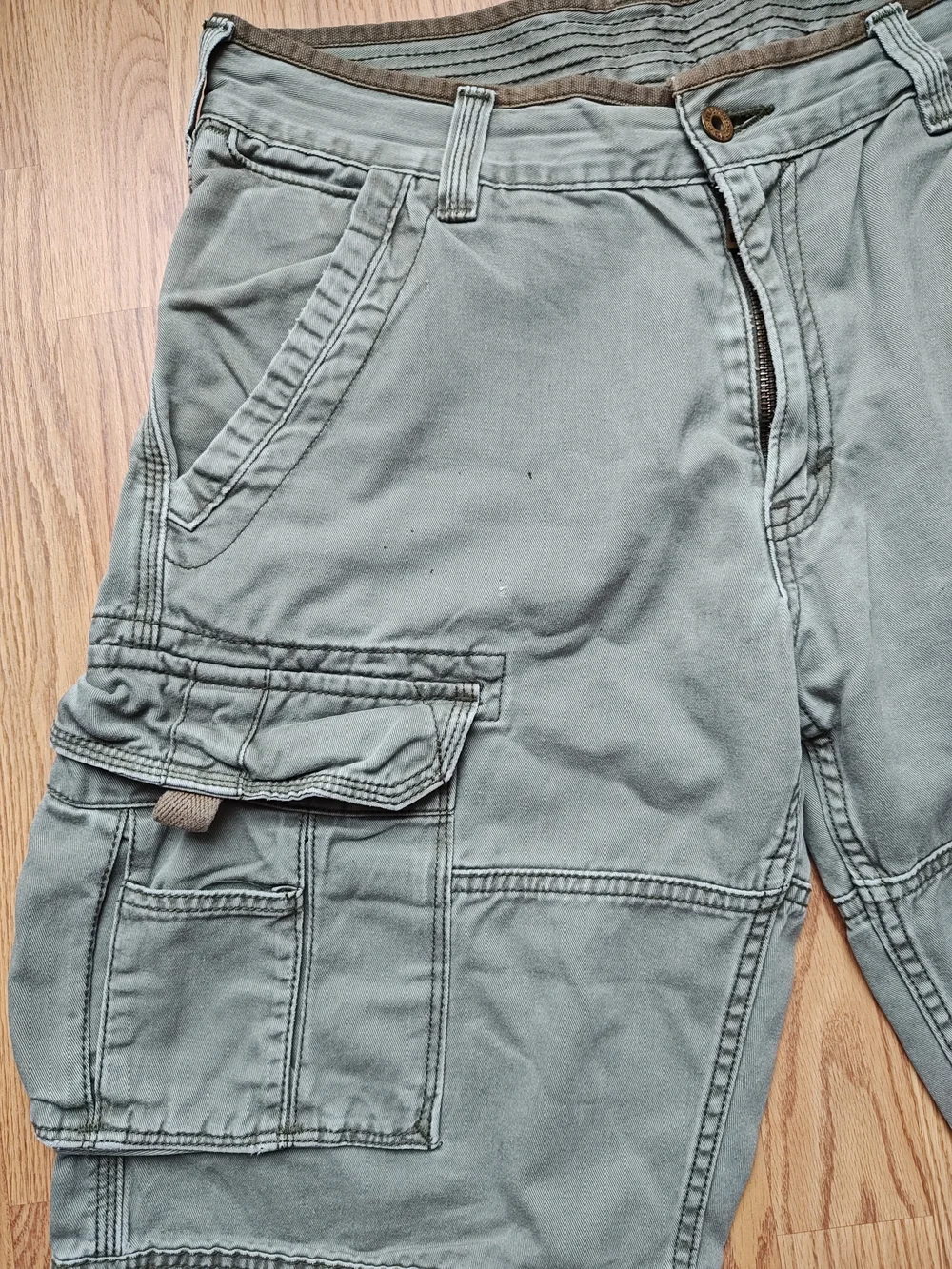 Levi’s Men’s Cargo Shorts Size 32 Sage Olive Green Heavy Duty Canvas Utility